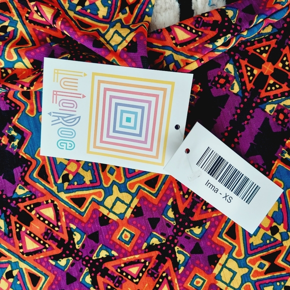 NWT LulaRoe Irma Aztec Geometric Top Short Sleeve XS - Picture 5 of 7